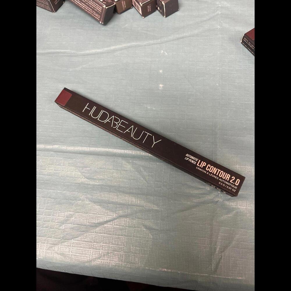 Huda Beauty automatic lip pencil lip contour 2.0 very berry